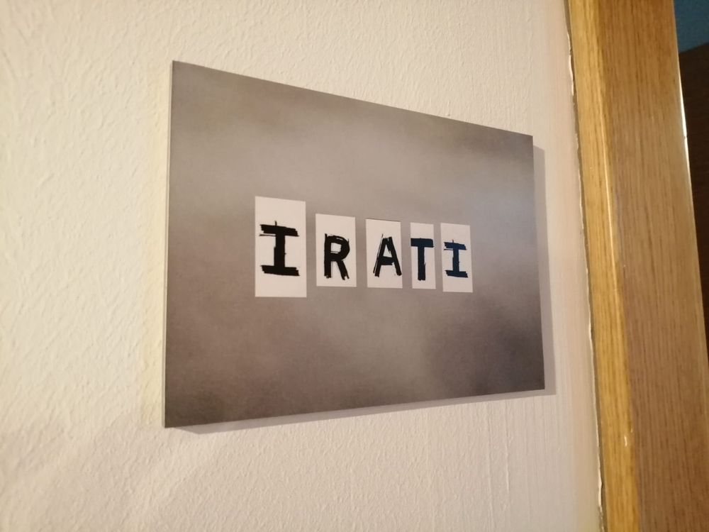 Cartel decorativo con el nombre Irati en la puerta de la habitación