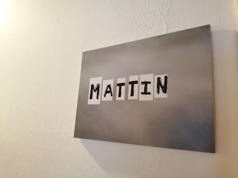 Cartel decorativo con el nombre Mattin en la puerta de la habitación