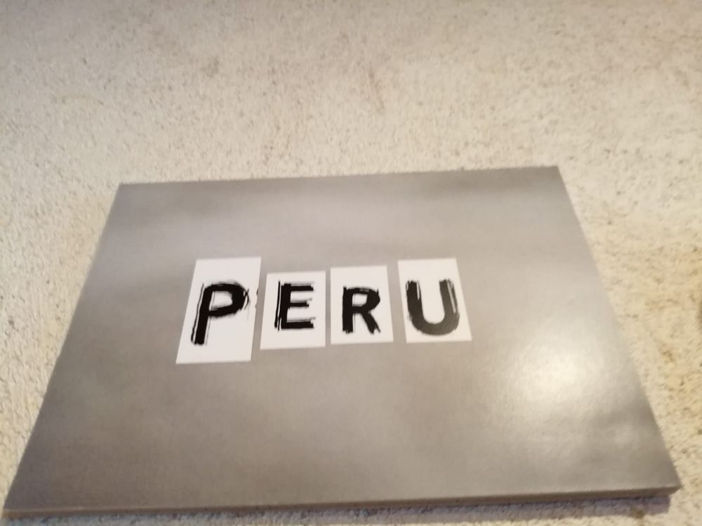 Cartel decorativo con el nombre Peru en la puerta de la habitación