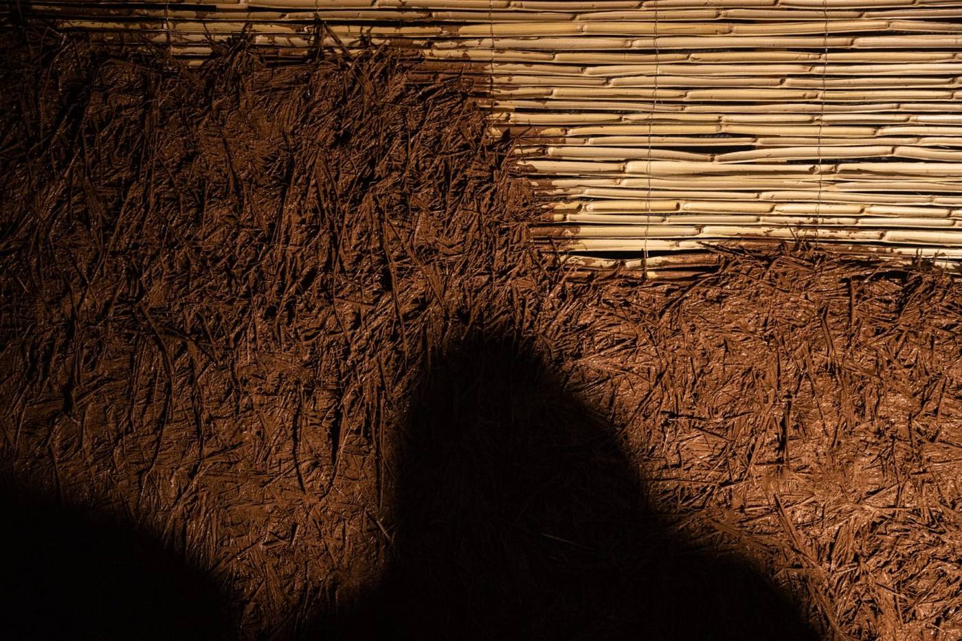 Detalle macro de la pared de bioconstrucción de Lastoetxe: entramado de cañizo, paja y barro en obra
