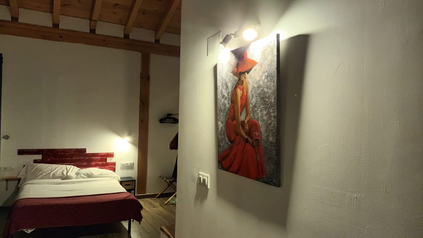 Habitación Jone en Lastoetxe, con cabecero de madera envejecida y suelo de tarima